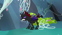 Pharynx kicking angrily at the white vines S7E17