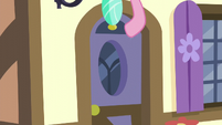 Pinkie knocks on door from above S5E19