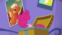 Pinkie searches inside the chest S5E19