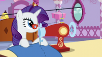 Rarity sees her box being delivered through rope S5E19