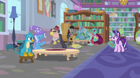 Starlight observing Trixie and griffons S9E20