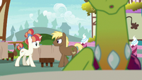 Coco Crusoe and Rainbow Stars approach a table S7E15