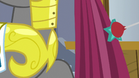Suction cup drags in royal guard's medal S9E4