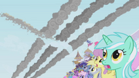 The crowd sees Rainbow Dash fly by S1E03