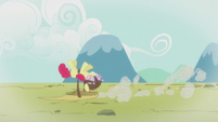 A flashback of Apple Bloom failing at hang gliding S6E4