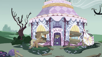 Applejack boarding up Carousel Boutique S03E13