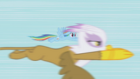 Gilda speeds past Rainbow Dash S1E05