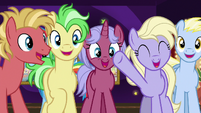 Ponies cheering for Goldie Delicious S8E5