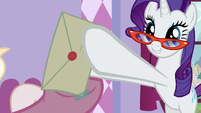 Rarity grabs the letter S5E14