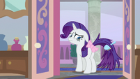 Rarity with a poorly coiffed tail S8E25