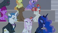 Audience ponies continue laughing S8E7