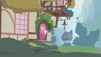 Berryshine closes door S01E09