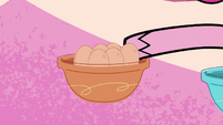 Pinkie Pie picking up an egg PLS1E12a