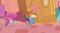 Rainbow and Pinkie trot through town PLS1E8b