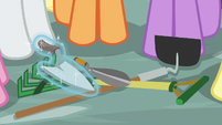 Rarity levitates a gardening trowel S9E2