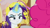 Rarity scowling angrily at Pinkie Pie S7E19
