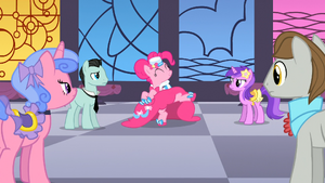 S01E26 Kucyki patrzą na tańczącą Pinkie.png