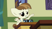 Featherweight raises his hoof S2E23