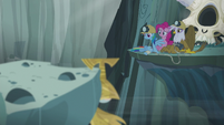 Gilda, Pinkie, and Rainbow look at the Idol S5E8