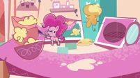 Pinkie Pie flipping a pancake PLS1E1a