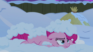 S07E11 Zdenerowana Pinkie zasypana śniegiem