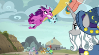 Star Swirl watches the Sirens chase Somnambula S7E26