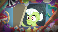 Granny Smith opens the box S5E17