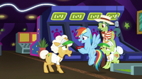 Rainbow Dash wants to try horseshoes S8E5