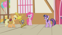 Applejack takes the trophy home S1E04