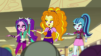 Dazzlings and students sing together EG2