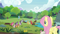 Main five and other ponies ready to help S7E5