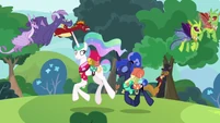 Princesses pass changelings, Capper, and dragons S9E13