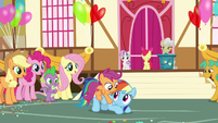 Rainbow Dash brings Scootaloo to the stage S9E12