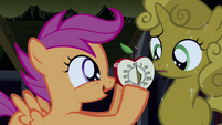 Scootaloo showing the kitchen timer to Sweetie Belle S3E04