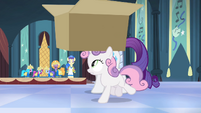 Sweetie Belle snatches the box S4E19