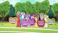 Unicorns levitating their baskets S6E18.png (1.2 MB)