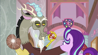 Catcher's mitt appears on Discord's paw S8E15