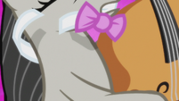 Octavia Melody's bow tie snaps S5E9