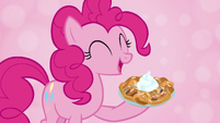 Pinkie Pie holding a funnel cake S7E2