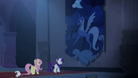Rarity finds large Luna tapestry S4E03