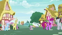 Spike walking through Ponyville S7E15.png (940 KB)