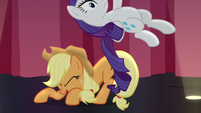 Applejack throwing Rarity off of her S7E14