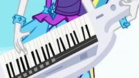 Closeup of Rarity's keytar EG2.png (475 КБ)