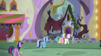 Twilight, Spike, and old friends arriving at Moon Dancer's home S5E12