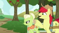 Bright Mac tries waving to Pear Butter S7E13