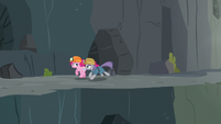 Maud and Pinkie escaping Ghastly Gorge S7E4