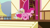 Pinkie Pie races past Mayor Mare S5E19