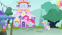 Pinkie bouncing in front of Carousel Boutique S4E23