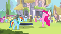 Rainbow watches Pinkie dance S4E12