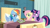 Twilight convincing Rainbow Dash to read S2E16